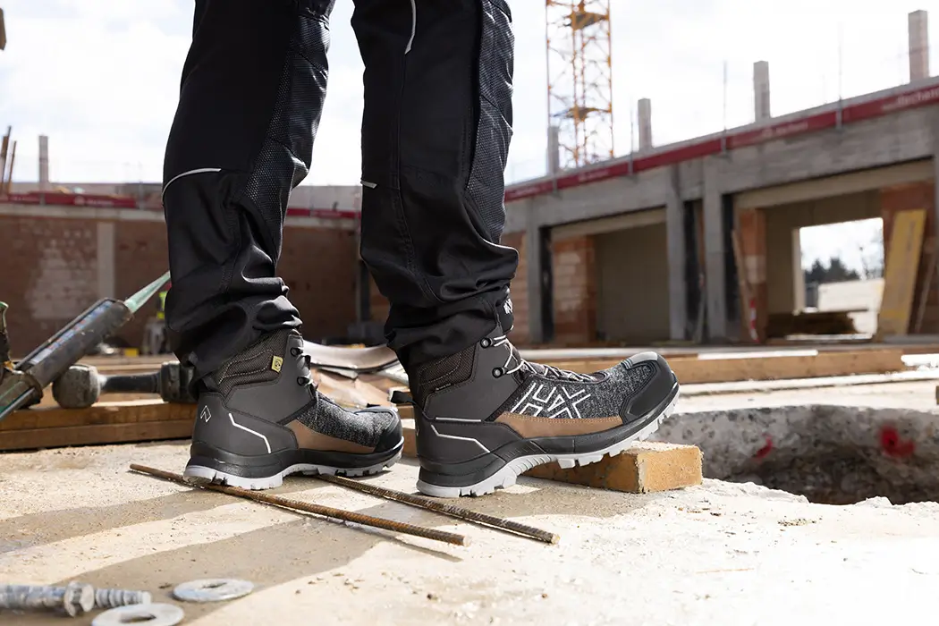 HAIX Black Eagle Safety 410 C GTX schwarz-braun S7S Sicherheitsschuh auf einer Baustelle